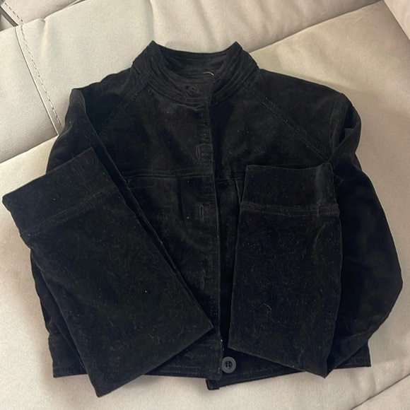 Suede short long sleeve blazer with gold flower on the back. - Picture 4 of 4